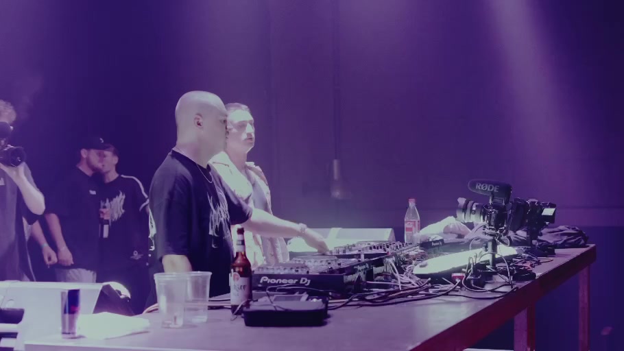 Cracky Koksberg und Eycer hinter den Decks im Central Club Erfurt